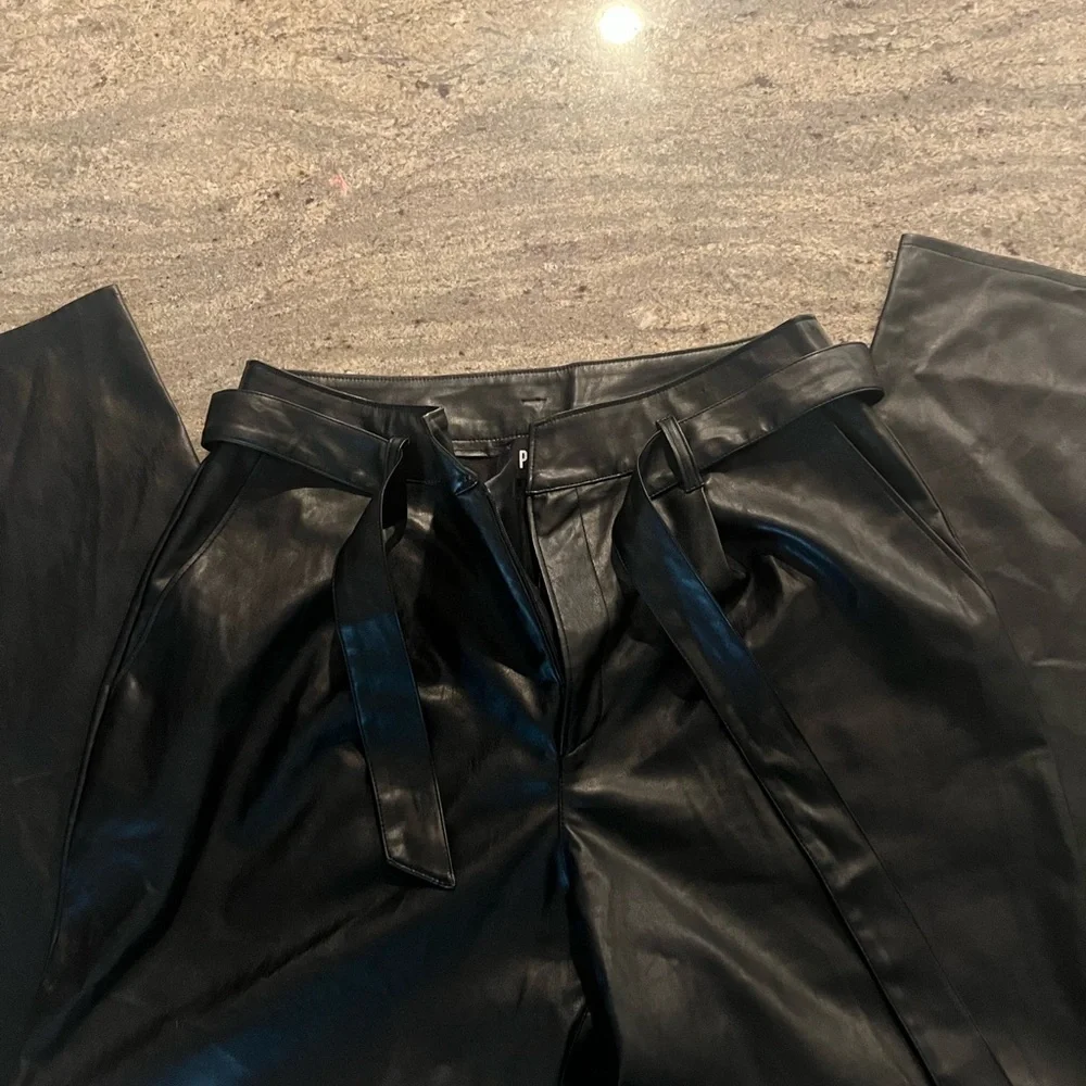 Paige Melila Vegan Leather Pant in Black- Size 8 - Picture 4 of 9